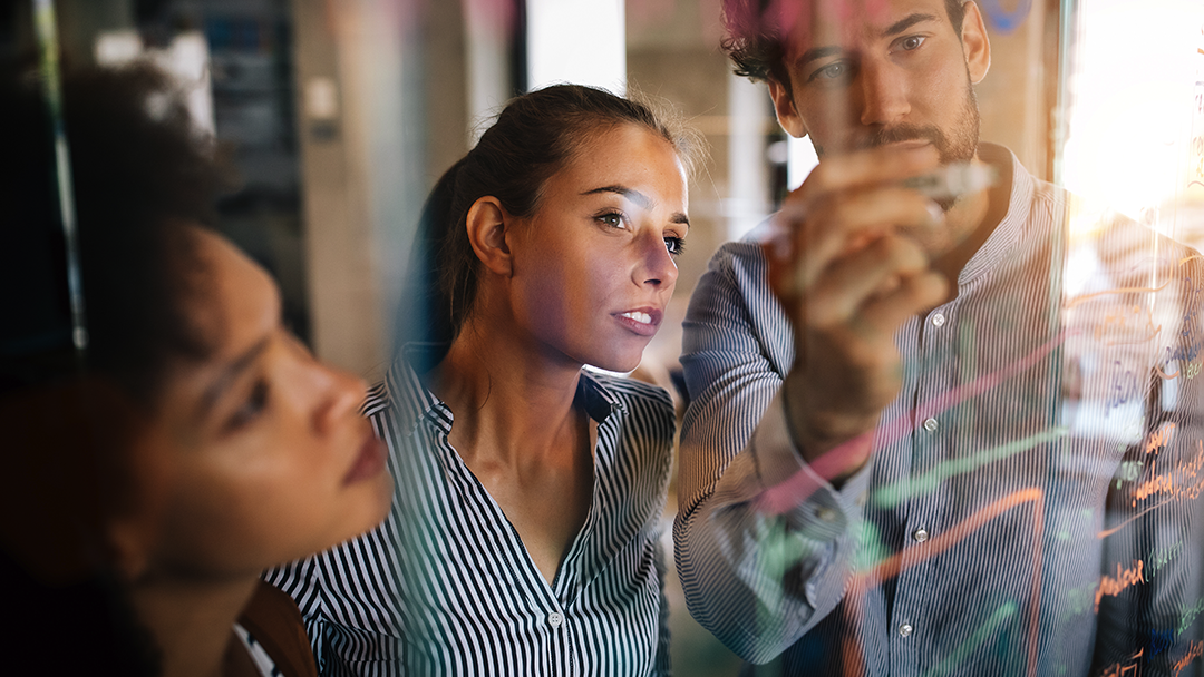 Empresas sem ITSM (Gerenciamento de Serviços de TI) e ITAM (Gerenciamento de Ativos de TI) perdem eficiência e dinheiro devido à falta de controle, desperdício de recursos, falhas operacionais e aumento de custos com TI.